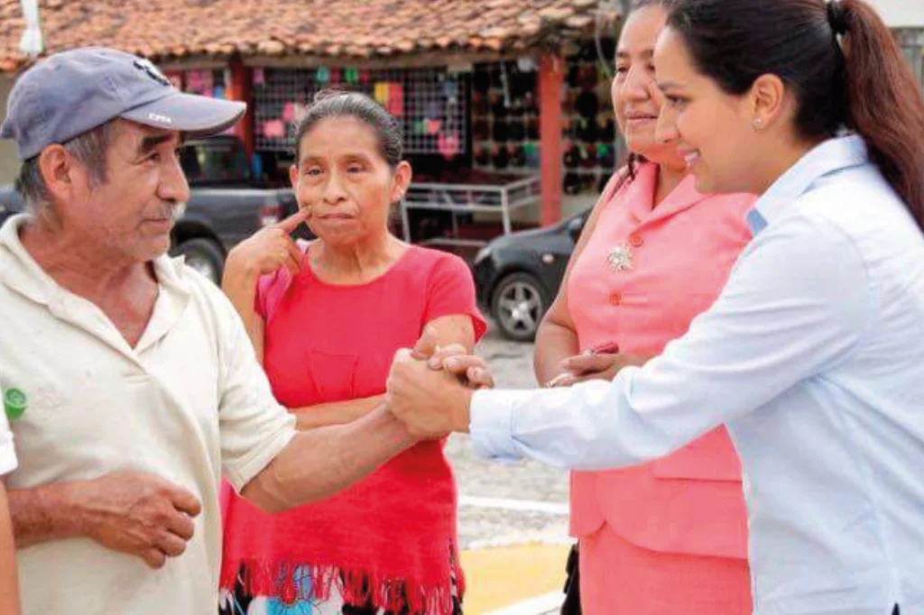 Mariana Nassar acerca servicios médicos gratuitos a comunidades de Oaxaca